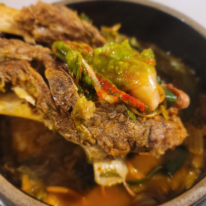 우거지 갈비탕  Spicy beef rib soup (frozen)